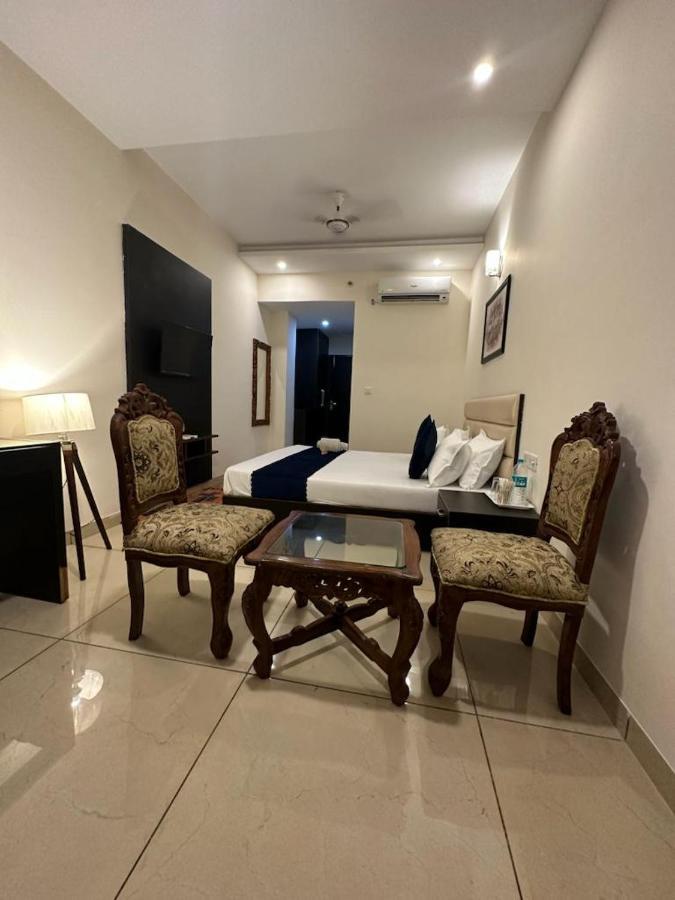 Hotel Jb Residency !! Luxurious & Royal Balcony Rooms !! Large Rooms Zirakpur Exteriér fotografie