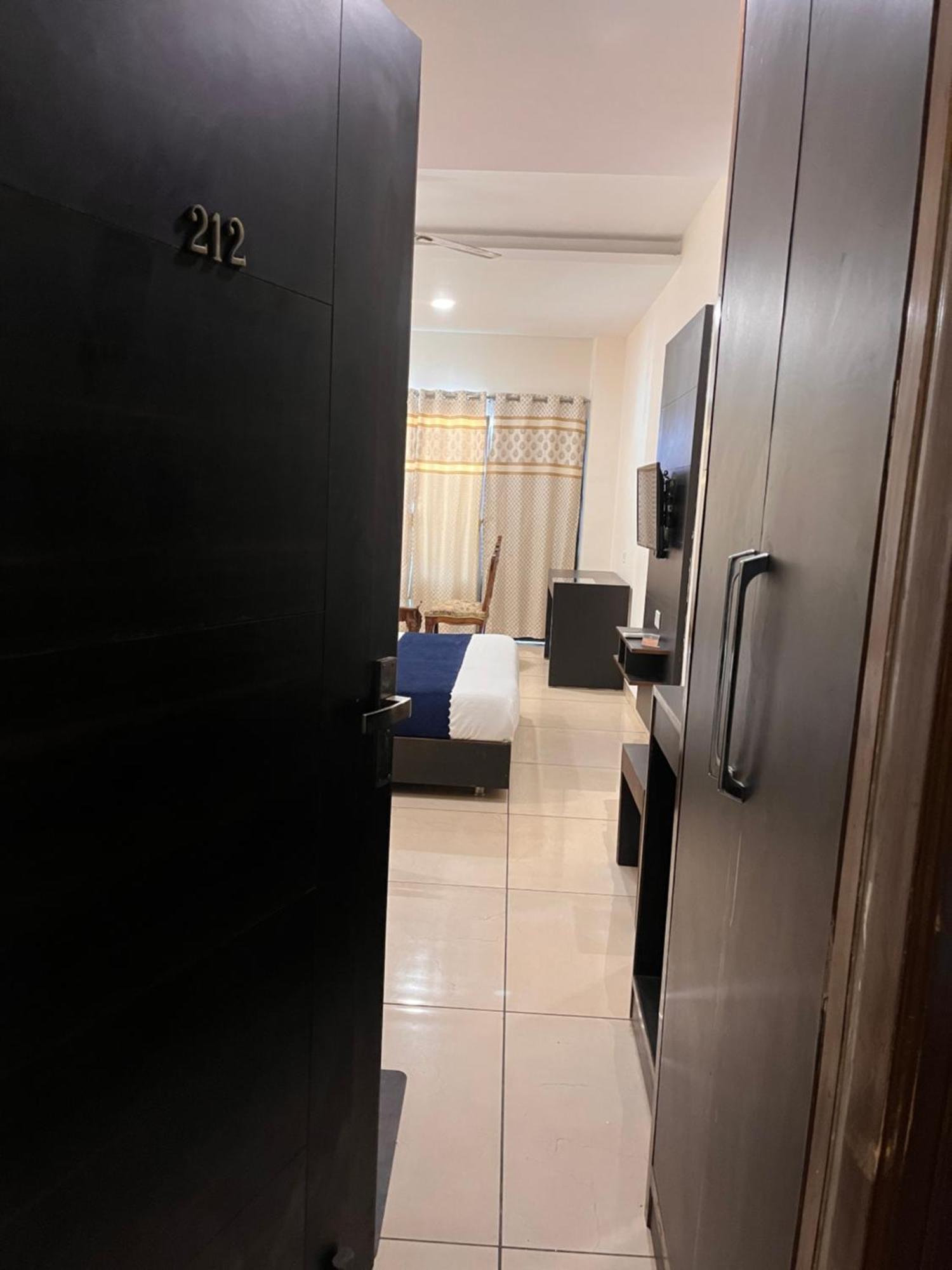 Hotel Jb Residency !! Luxurious & Royal Balcony Rooms !! Large Rooms Zirakpur Exteriér fotografie