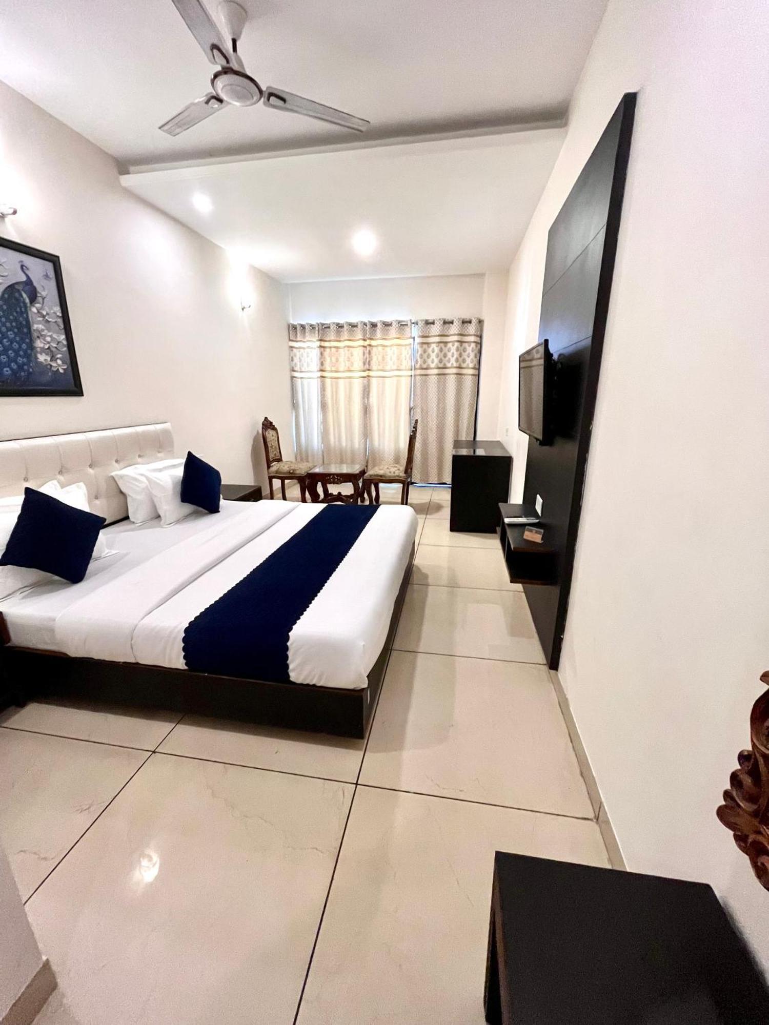 Hotel Jb Residency !! Luxurious & Royal Balcony Rooms !! Large Rooms Zirakpur Exteriér fotografie