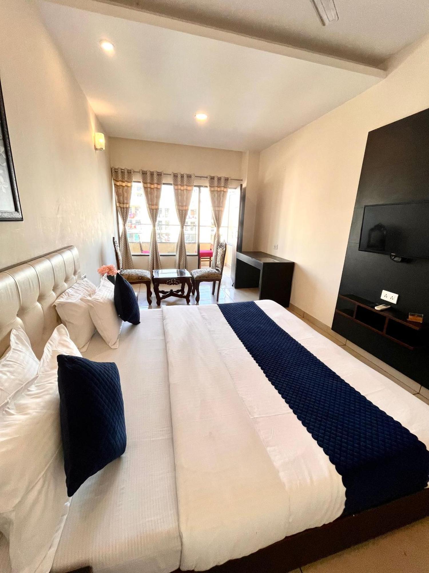 Hotel Jb Residency !! Luxurious & Royal Balcony Rooms !! Large Rooms Zirakpur Exteriér fotografie