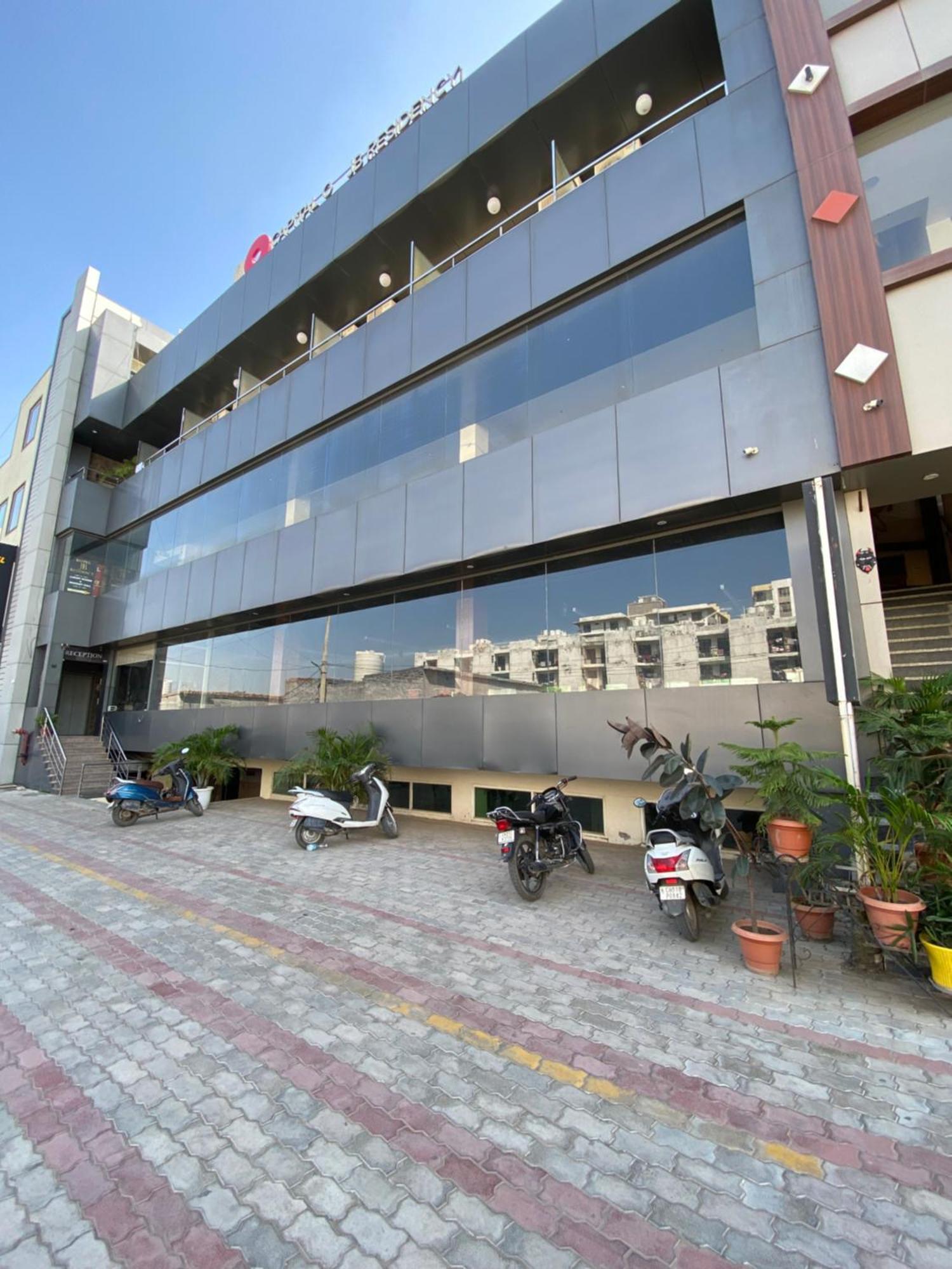 Hotel Jb Residency !! Luxurious & Royal Balcony Rooms !! Large Rooms Zirakpur Exteriér fotografie