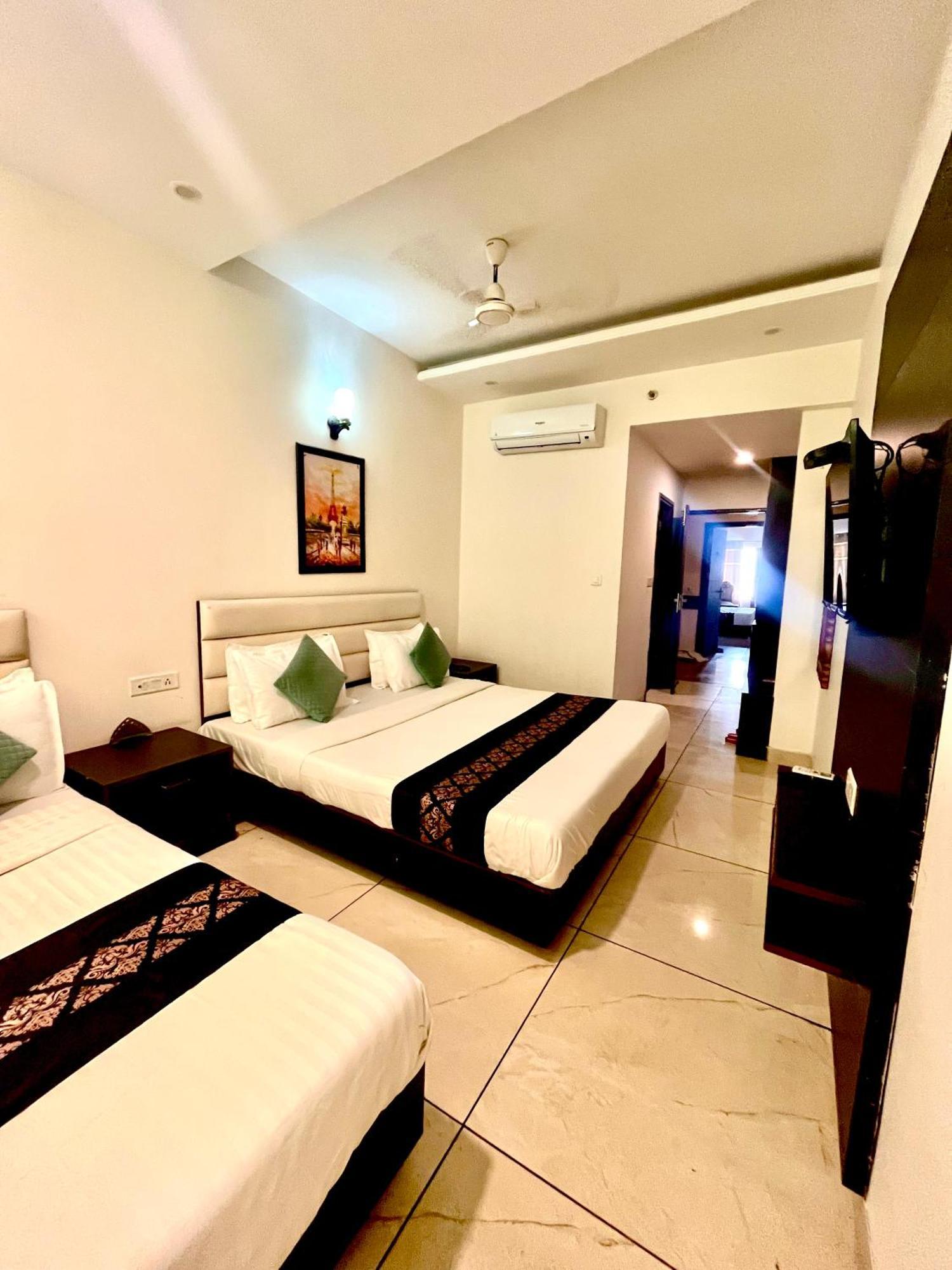 Hotel Jb Residency !! Luxurious & Royal Balcony Rooms !! Large Rooms Zirakpur Exteriér fotografie