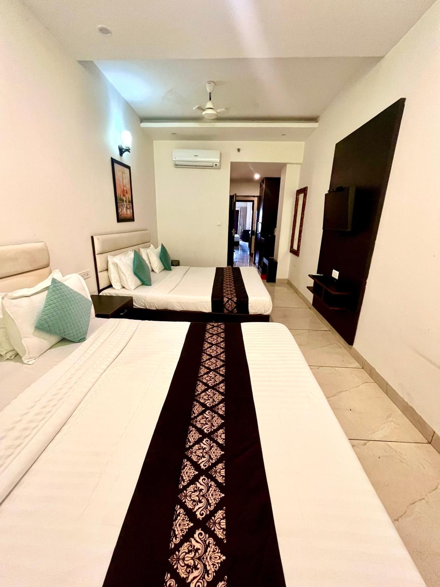 Hotel Jb Residency !! Luxurious & Royal Balcony Rooms !! Large Rooms Zirakpur Exteriér fotografie
